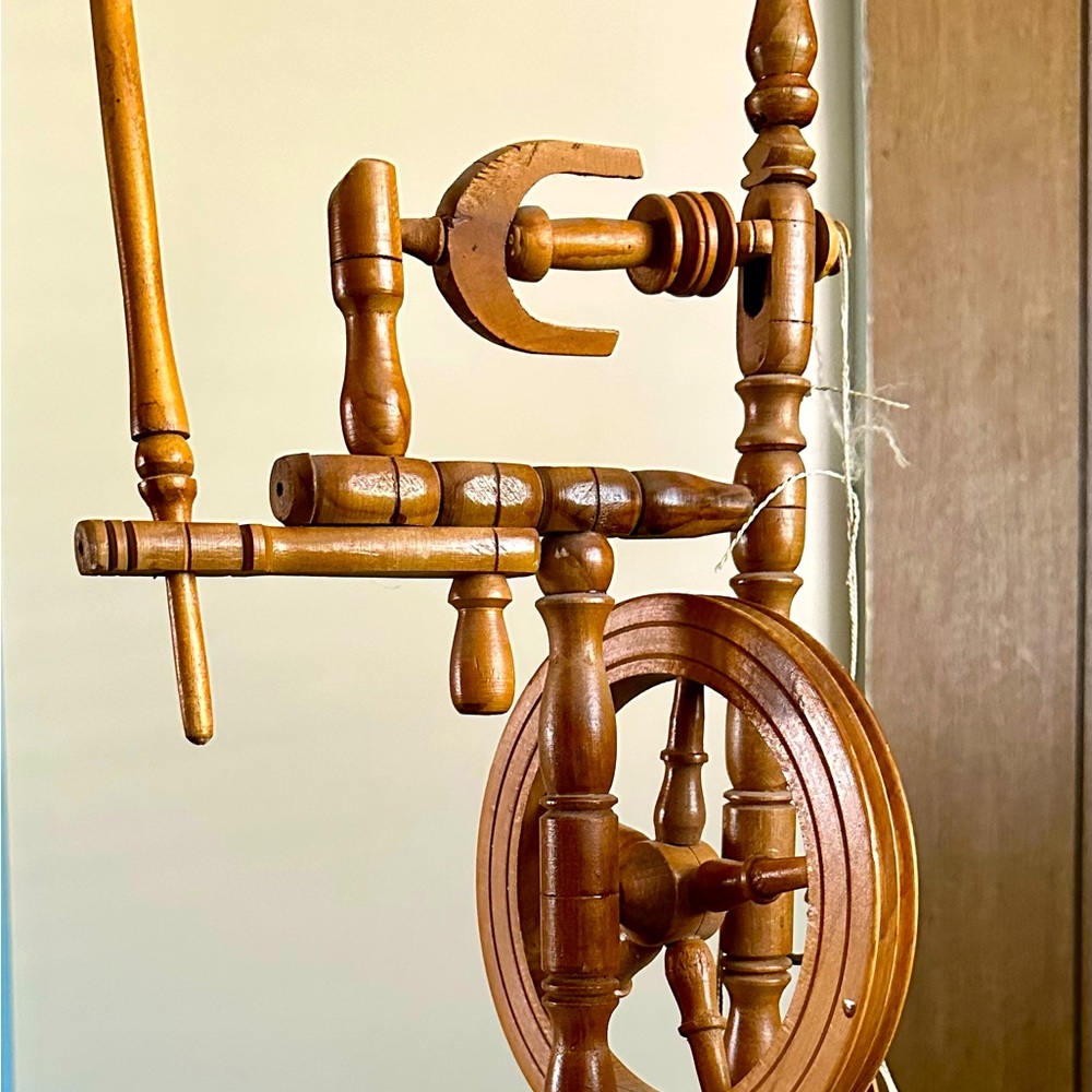 2’tall spinning wheel no working, was told could be salesman sample
